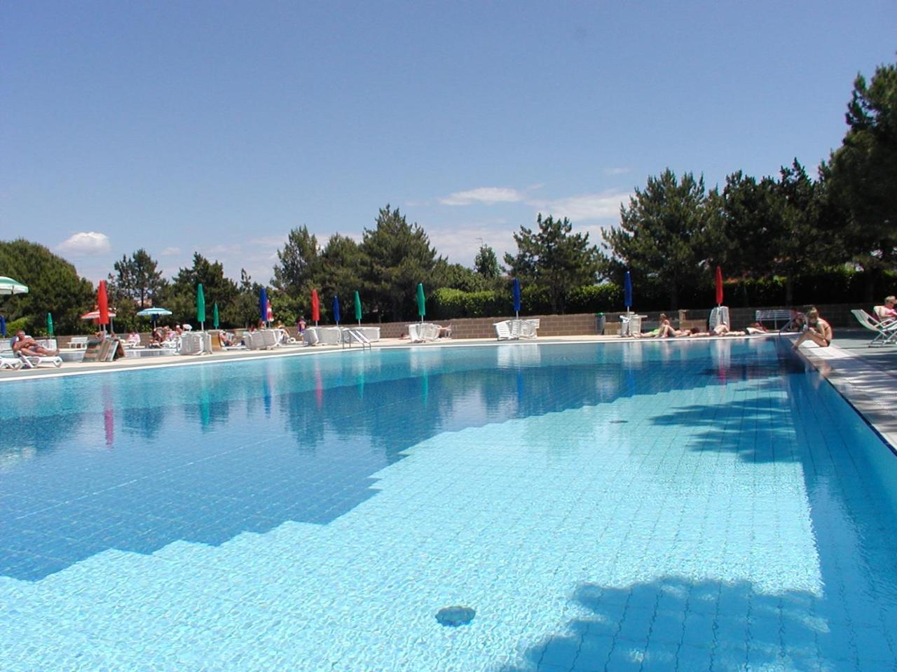 Appartamenti Valbella Con Piscina Bibione Bagian luar foto