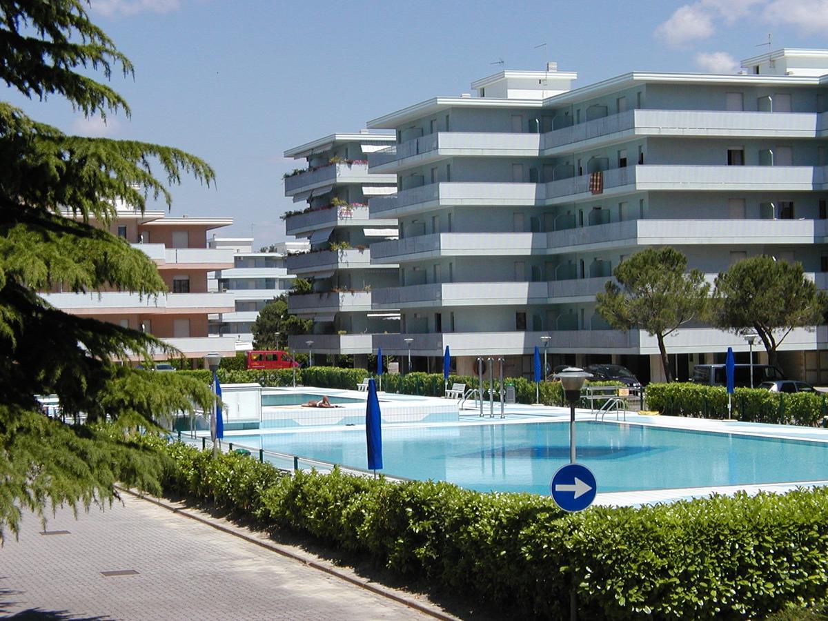 Appartamenti Valbella Con Piscina Bibione Bagian luar foto