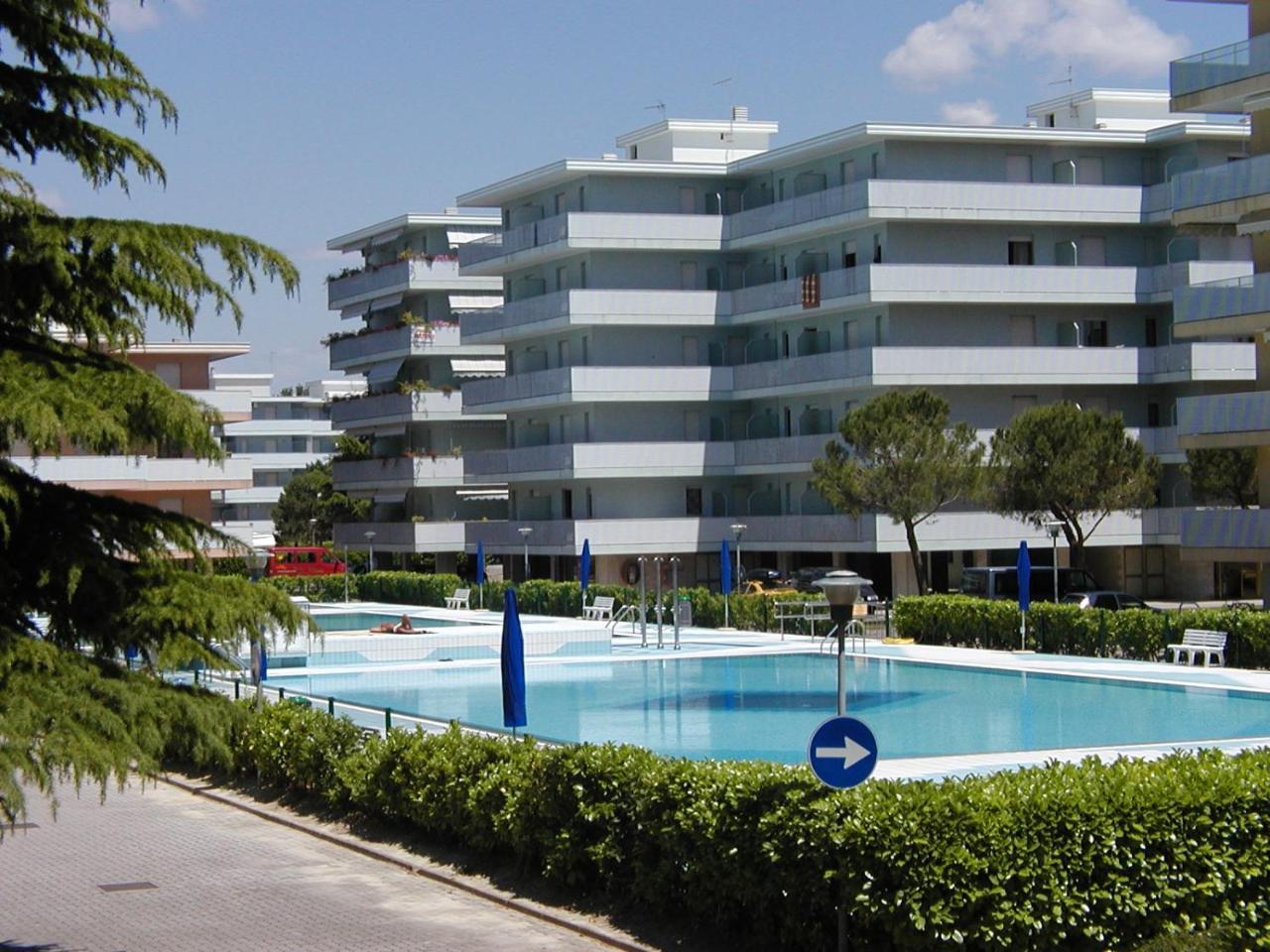 Appartamenti Valbella Con Piscina Bibione Bagian luar foto